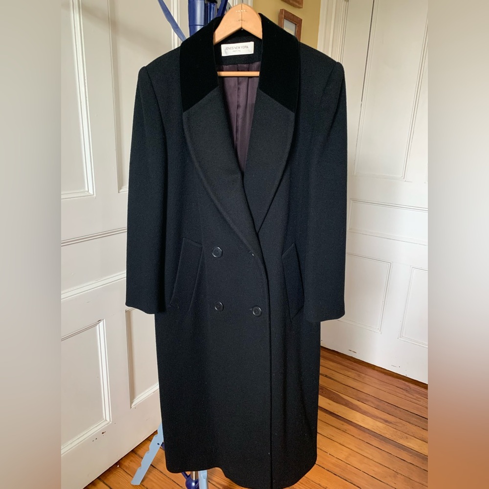 Woman’s Black WOOL. Overcoat